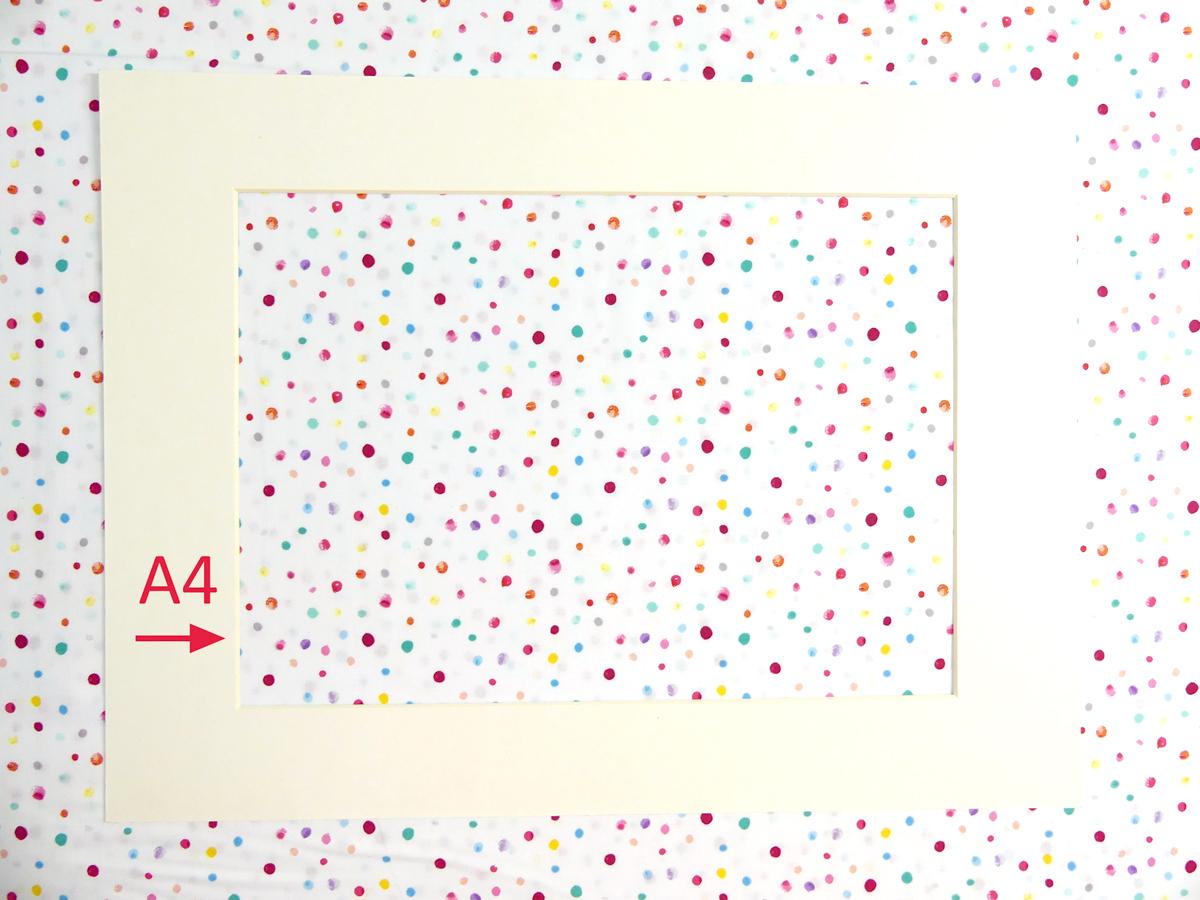 Patchworkstoff From the Hearts in weiß mit bunten Punkten A4 Ansicht